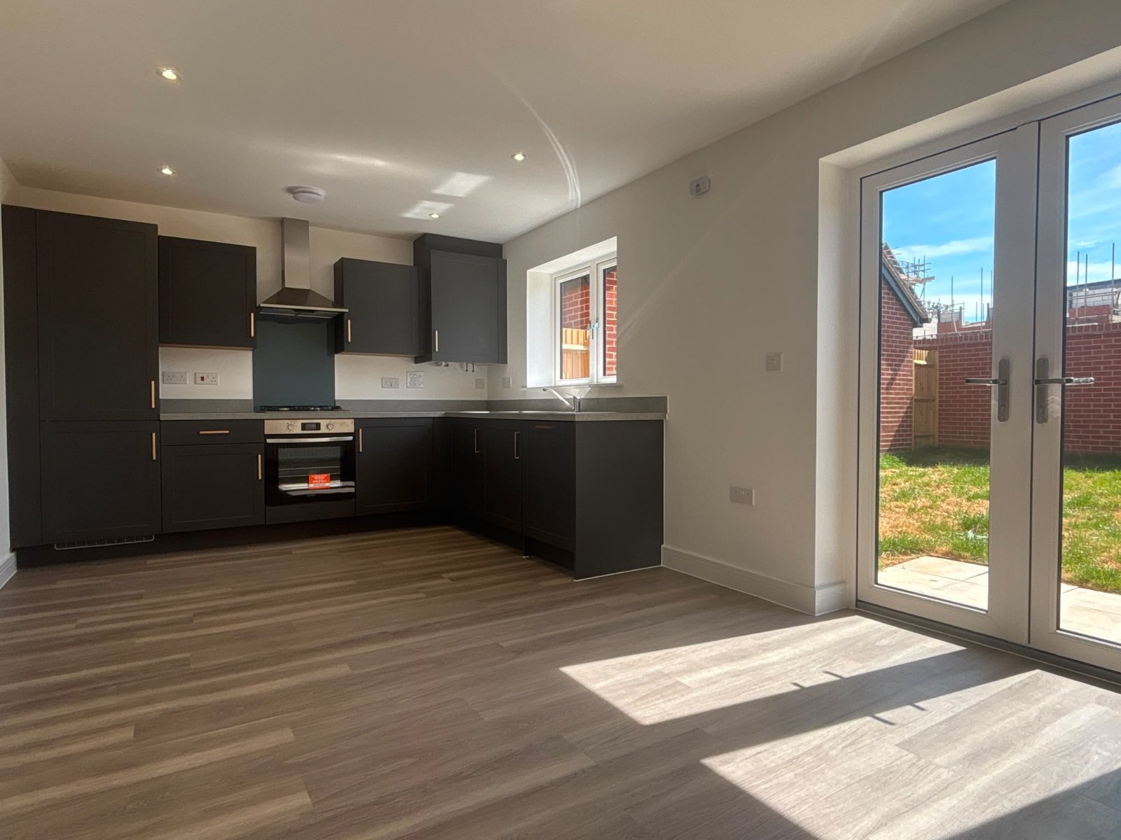 3 bedroom  semi-detached property to rent