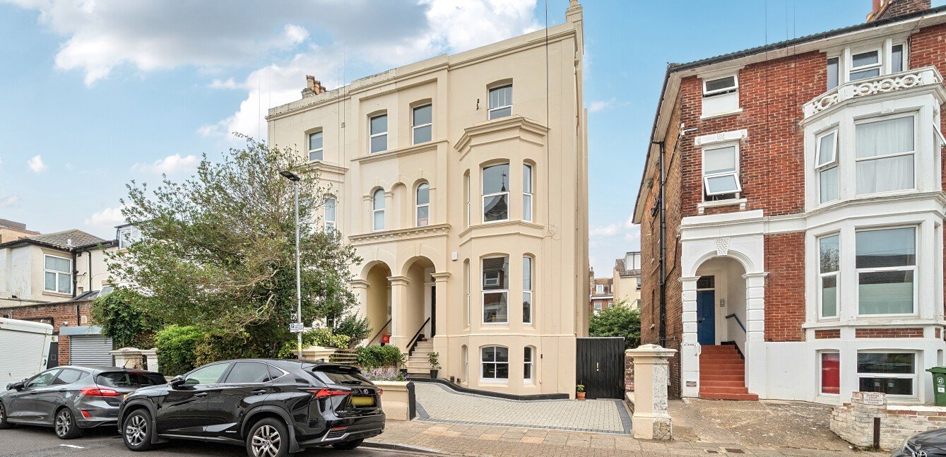 5 bedroom  semi-detached house for sale