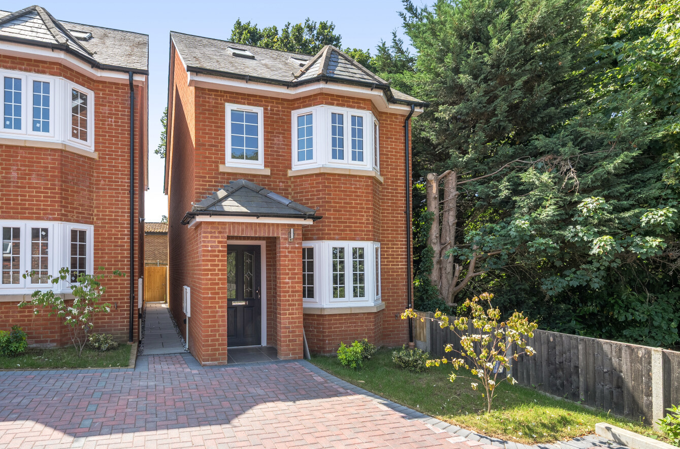3 bedroom  semi-detached house for sale