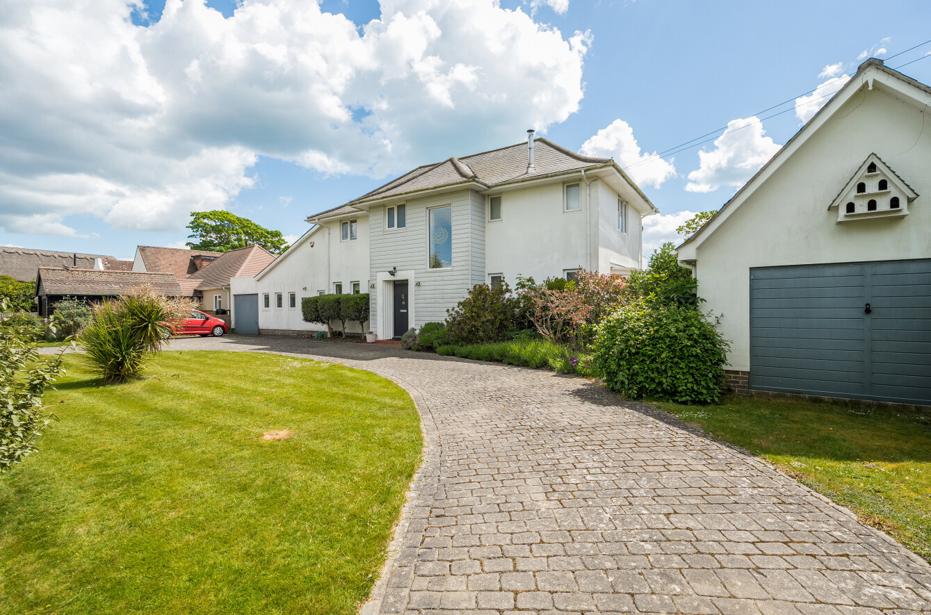 5 bedroom  detached house for sale