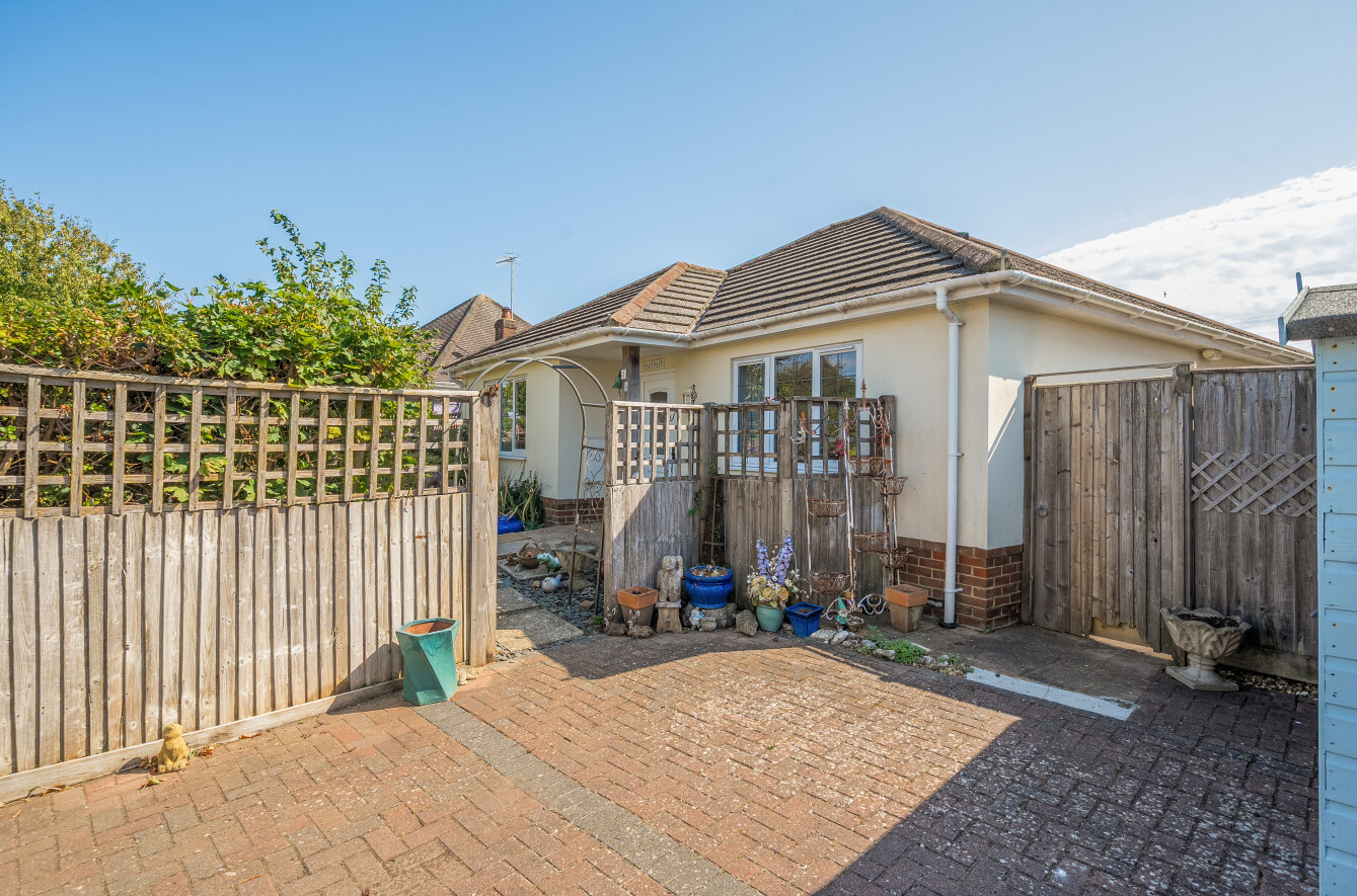 2 bedroom  detached bungalow for sale