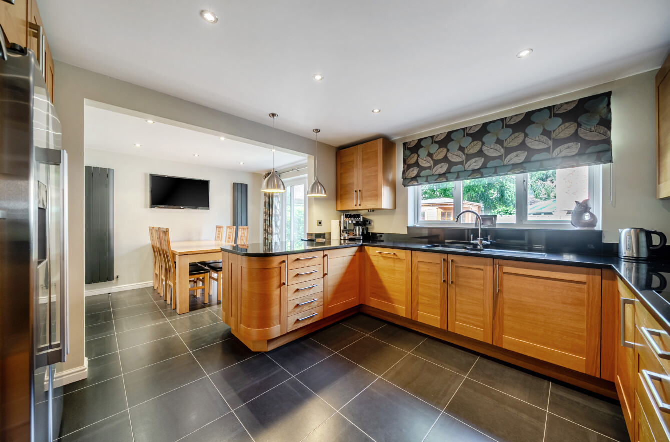 5 bedroom  detached house for sale