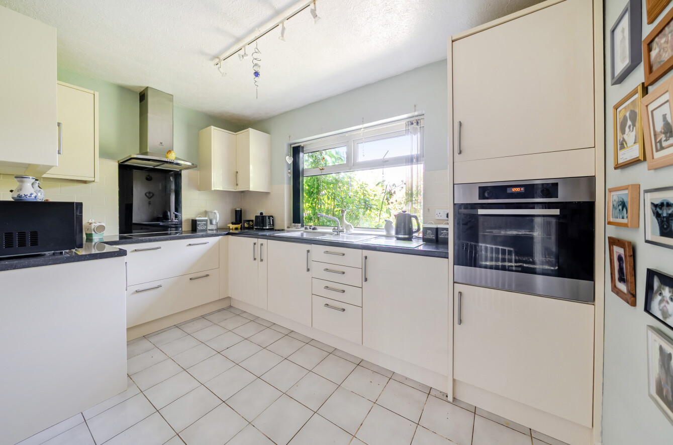 2 bedroom  detached bungalow for sale