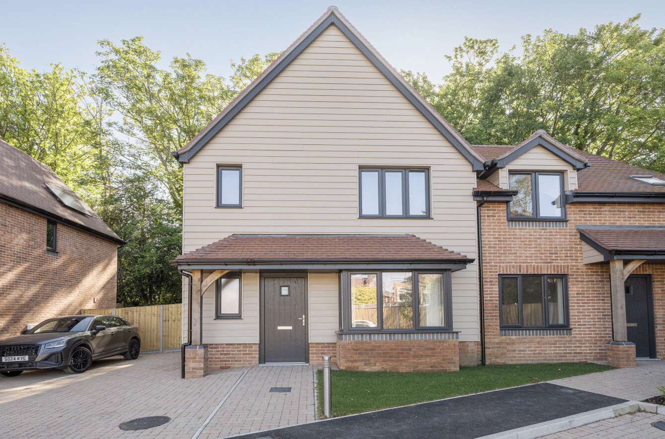 3 bedroom  semi-detached house for sale