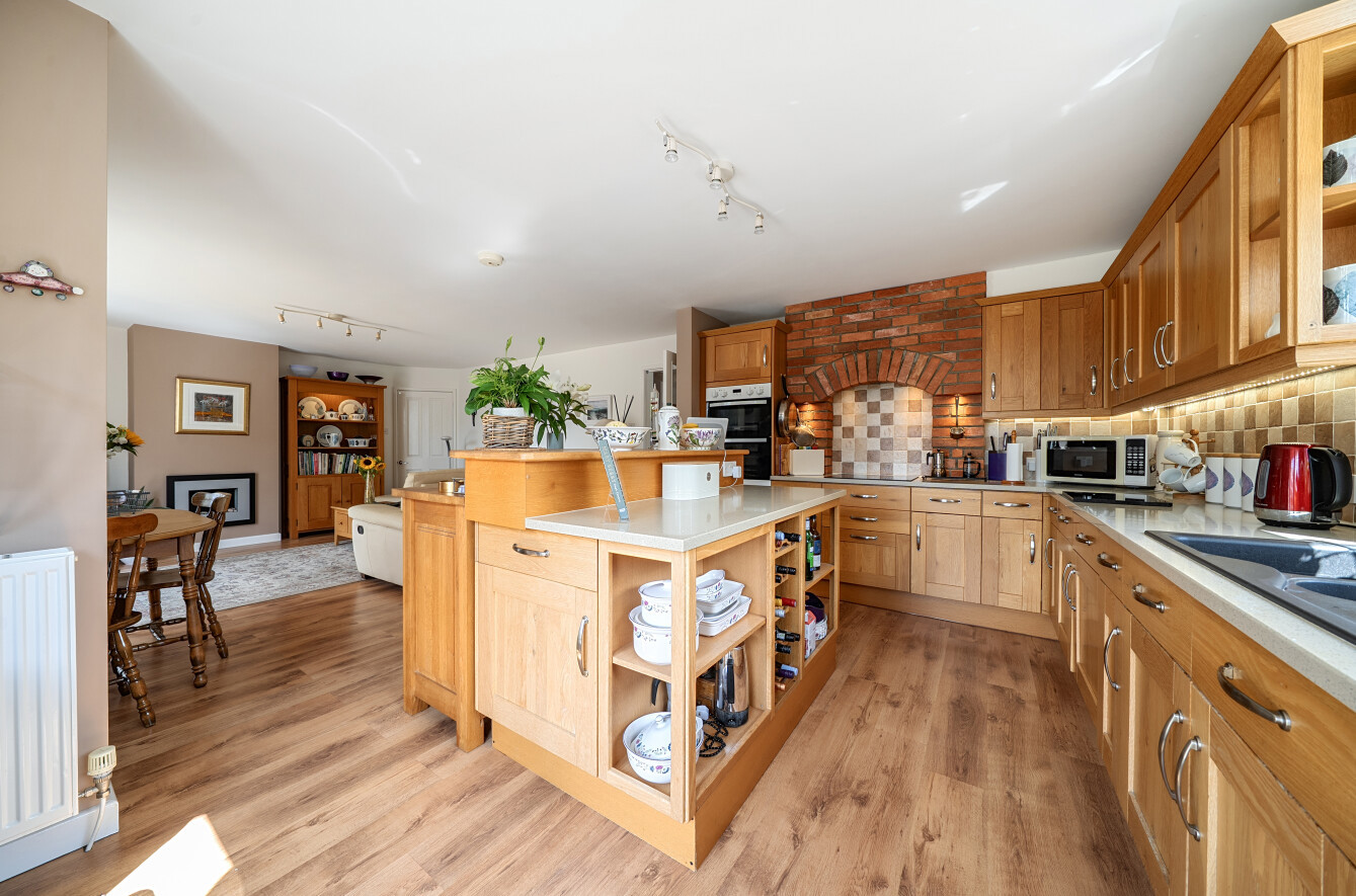 5 bedroom  detached house for sale