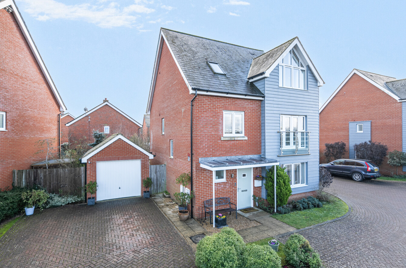 5 bedroom  detached house for sale