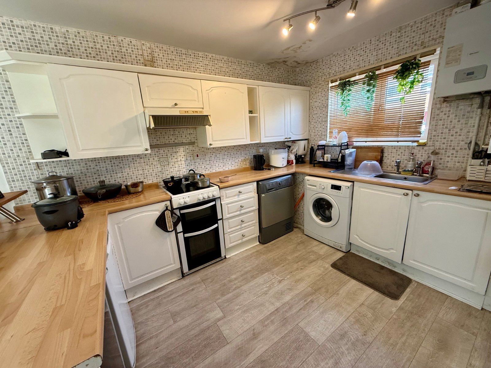 3 bedroom semi-detached house to rent