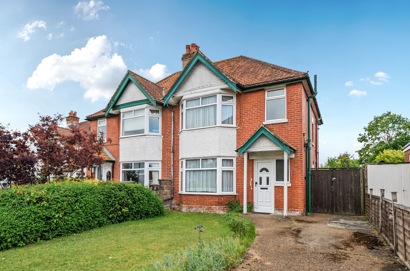 3 bedroom  semi-detached house for sale