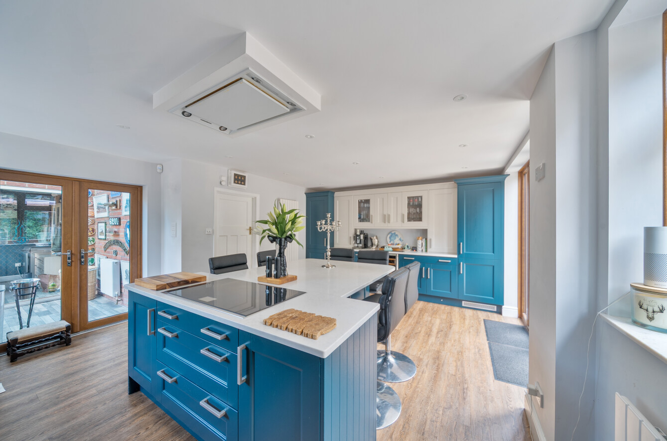 6 bedroom  detached house for sale