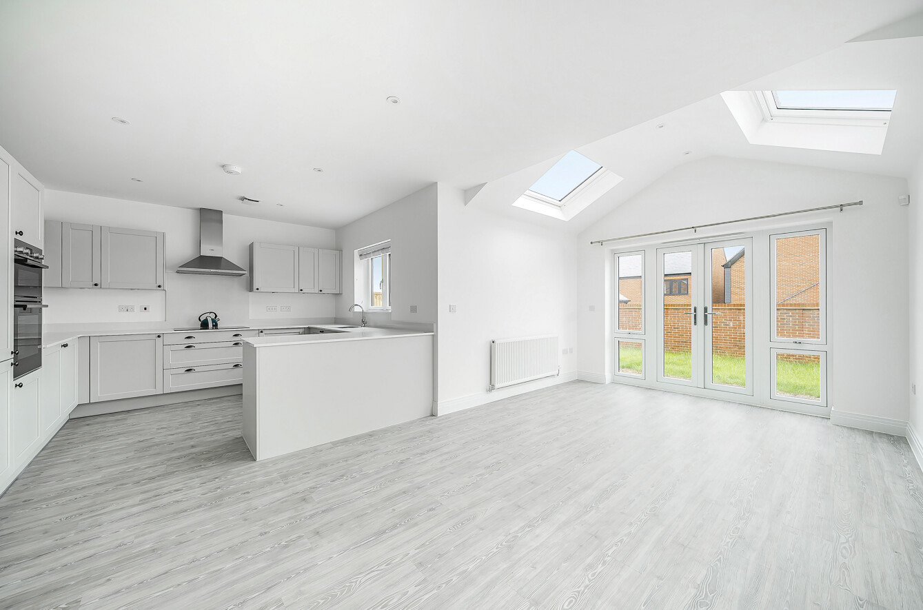4 bedroom  detached house to rent