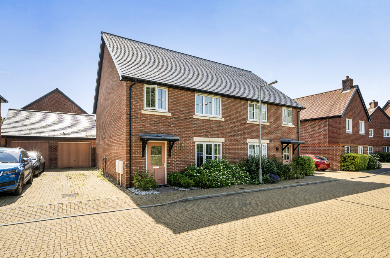 4 bedroom  semi-detached house to rent