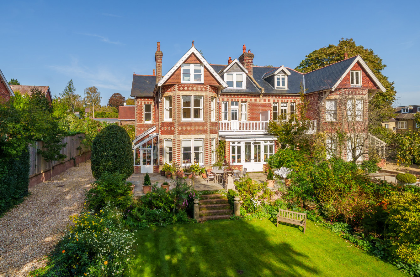 6 bedroom semi-detached house for sale