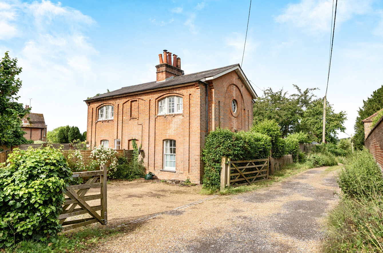 3 bedroom  semi-detached house for sale