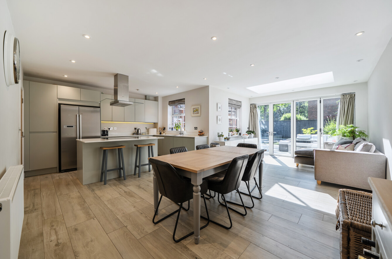5 bedroom semi-detached house for sale