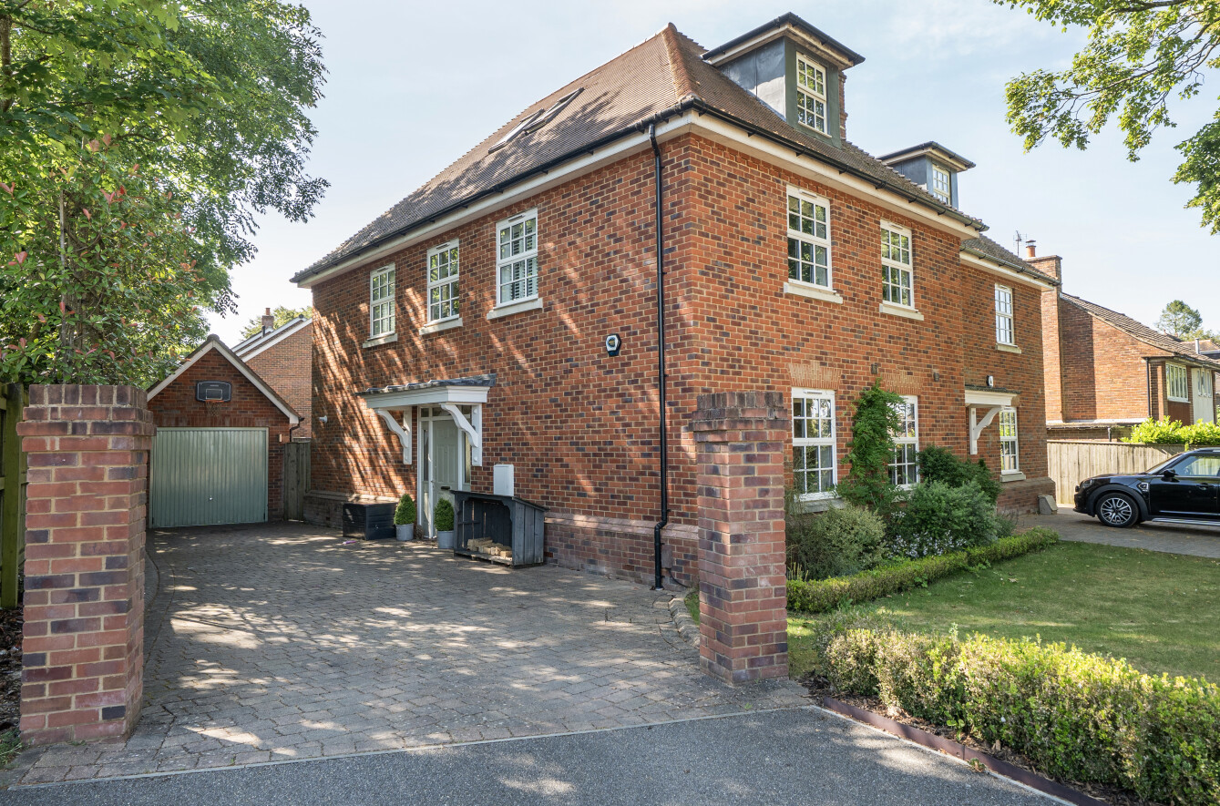 5 bedroom  semi-detached house for sale