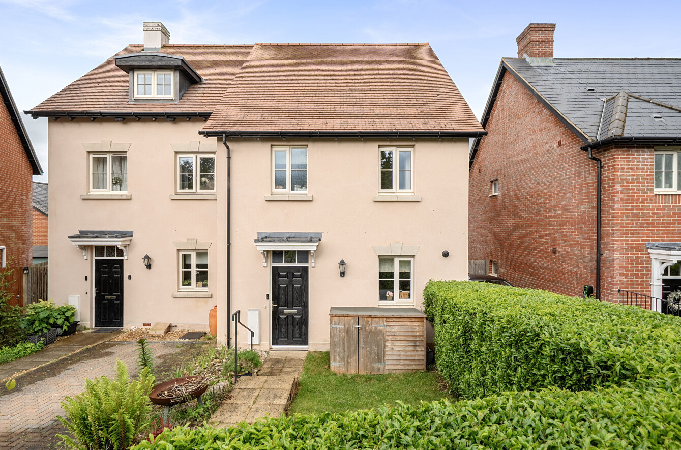 3 bedroom  semi-detached house for sale