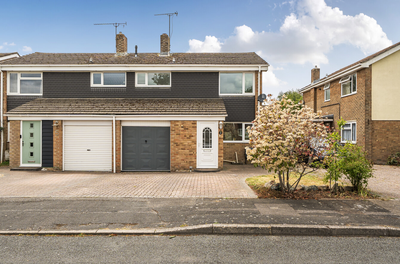 3 bedroom  semi-detached house for sale