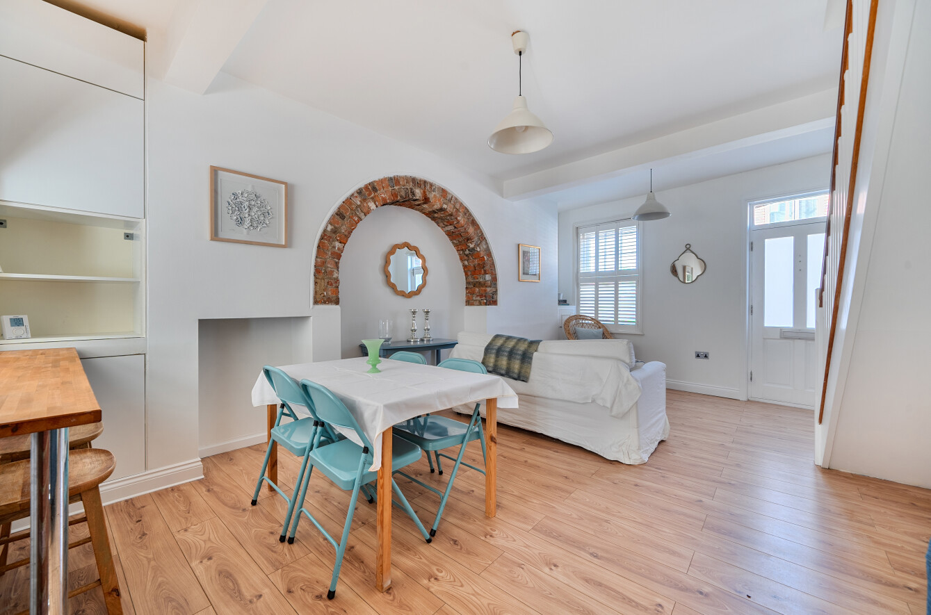 2 bedroom  terraced house for sale