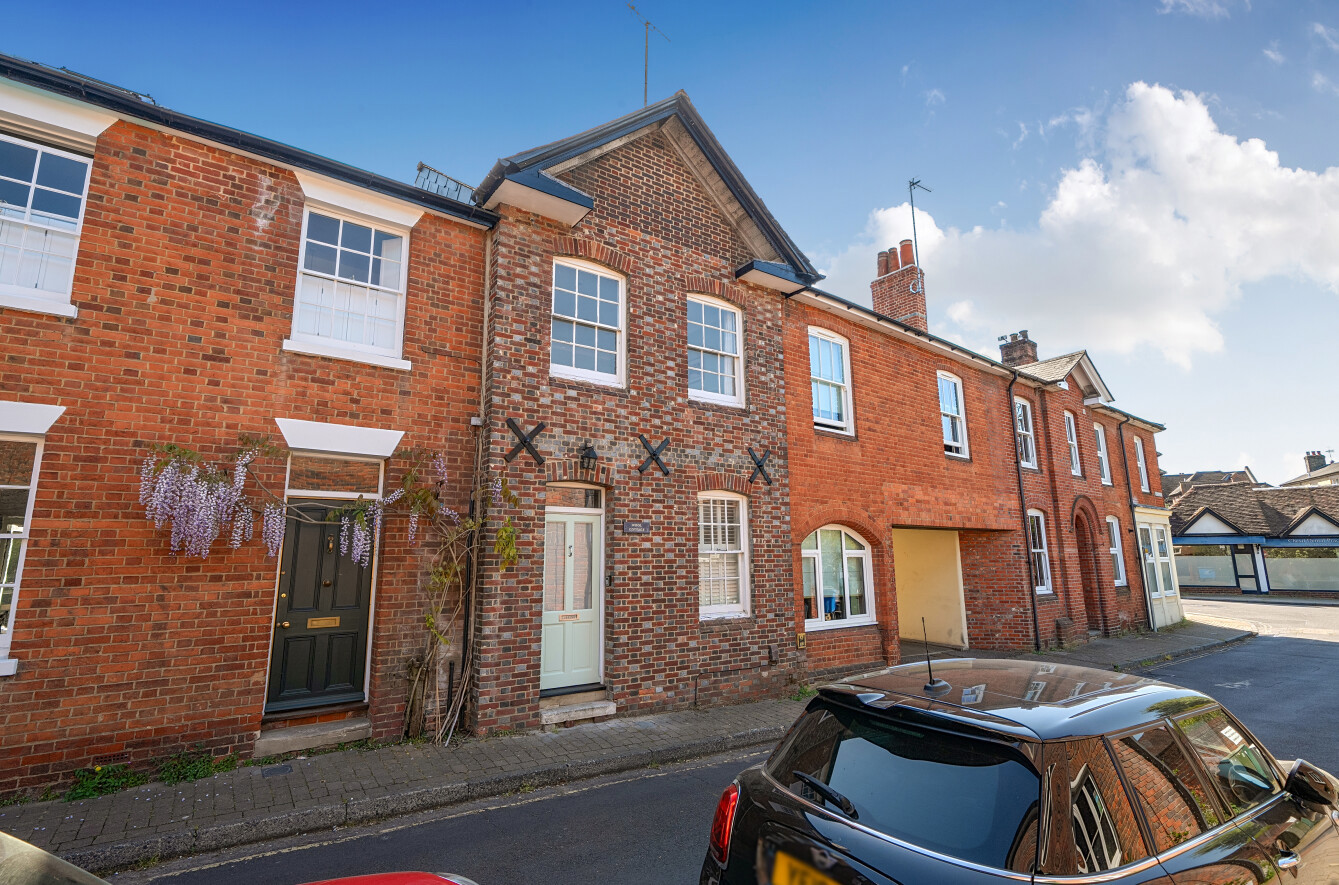 2 bedroom  terraced house for sale
