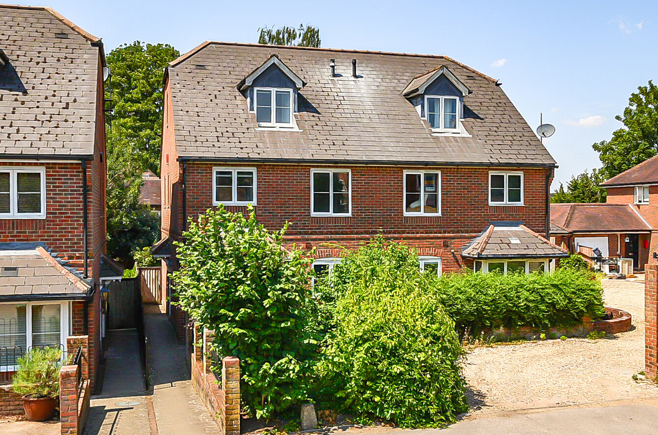 3 bedroom  semi-detached house for sale