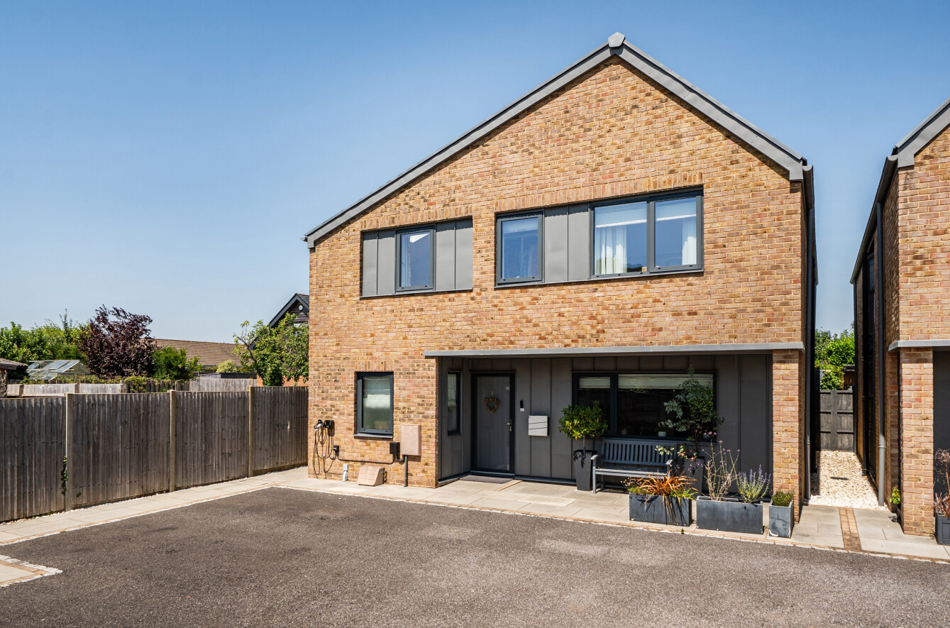 4 bedroom  detached house for sale