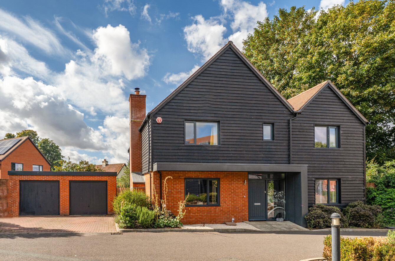 5 bedroom  detached house for sale