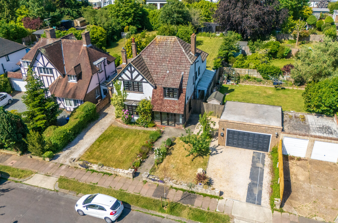 5 bedroom  detached house for sale