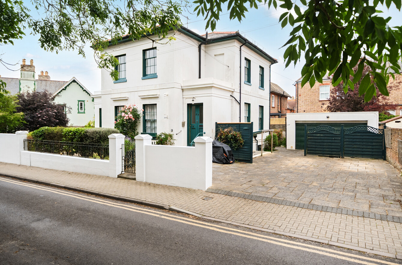 5 bedroom  detached house for sale
