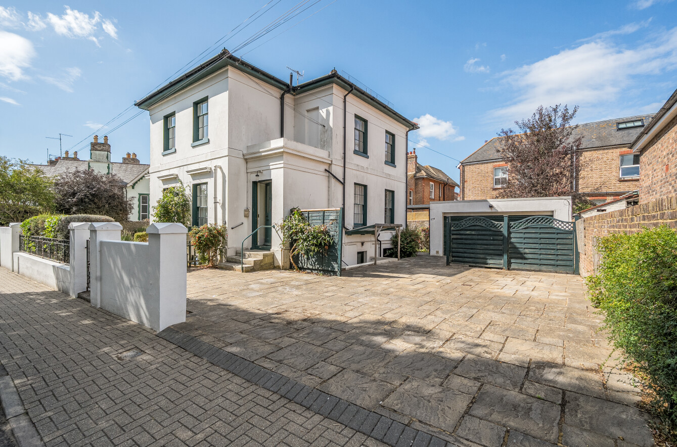 5 bedroom  detached house for sale