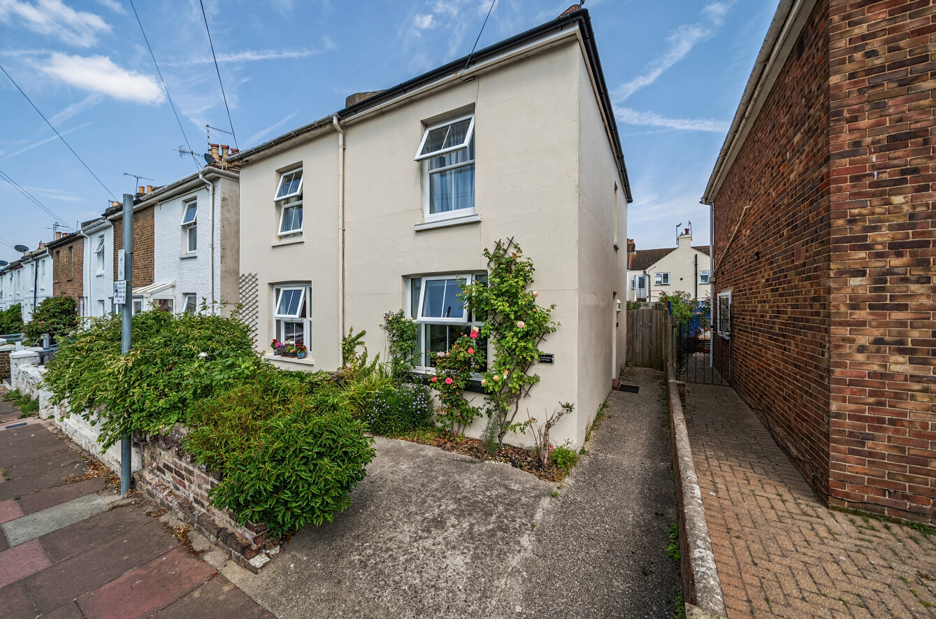 2 bedroom semi-detached house for sale